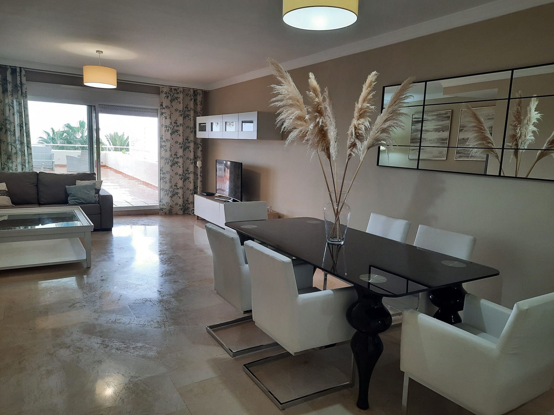 Menjador de Apartament de lloguer en Estepona amb Aire condicionat, Terrassa i Piscina