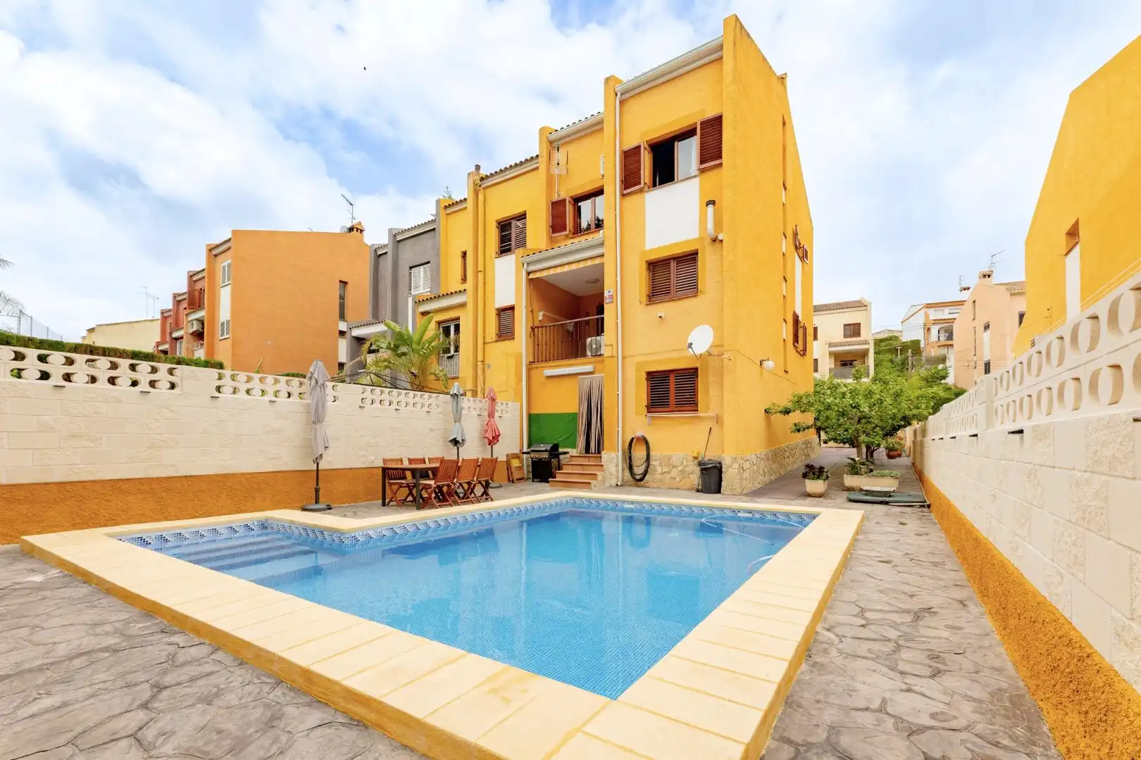 Vista exterior de Casa adosada en venta en Chiva con Aire acondicionado, Calefacción y Terraza