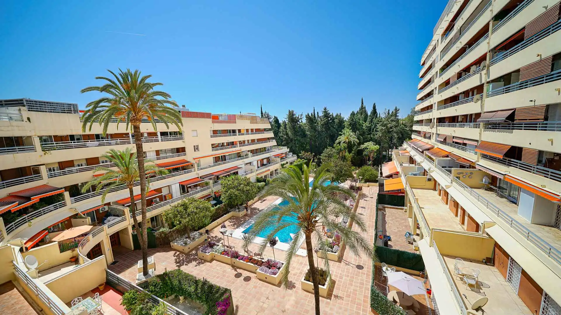 Vista exterior de Àtic en venda en Marbella amb Aire condicionat, Terrassa i Traster