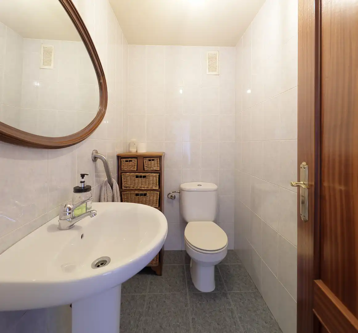 Baño de Piso en venta en Oviedo  con Calefacción y Trastero