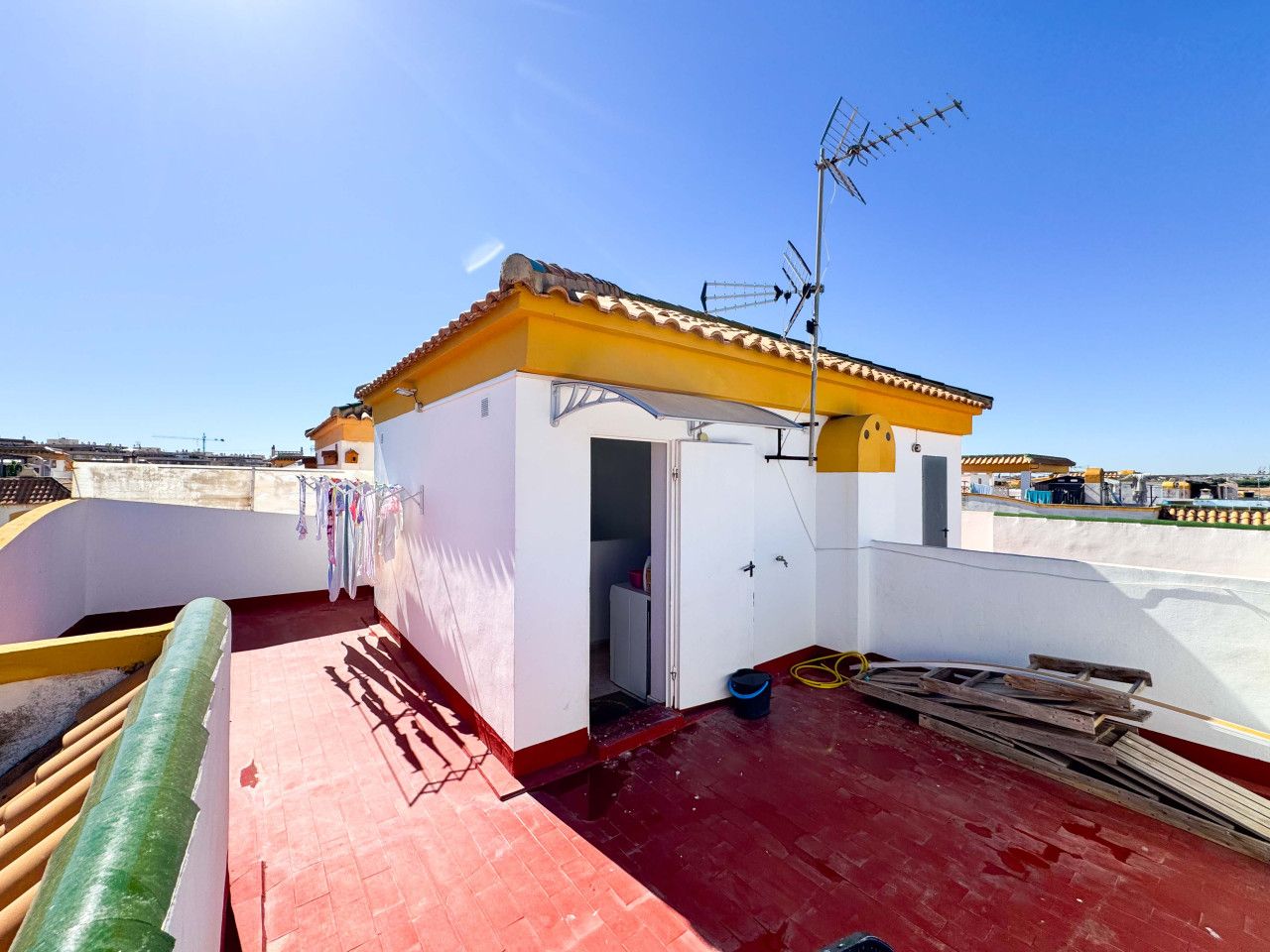 Vista exterior de Casa o xalet en venda en Torrevieja amb Aire condicionat, Calefacció i Terrassa