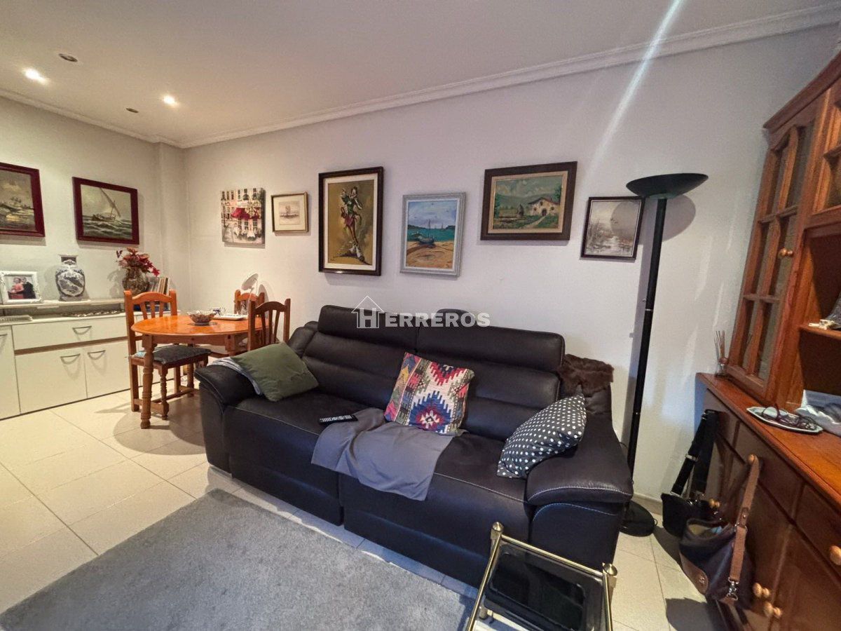 Sala d'estar de Pis en venda en  Logroño amb Calefacció, Parquet i Traster