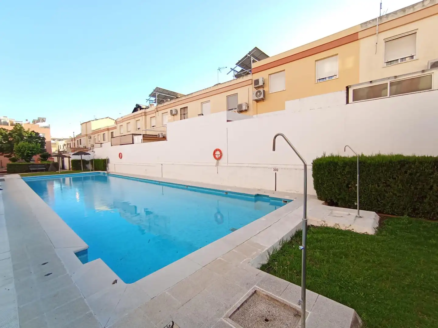 Piscina de Dúplex en venta en Dos Hermanas con Aire acondicionado, Terraza y Balcón