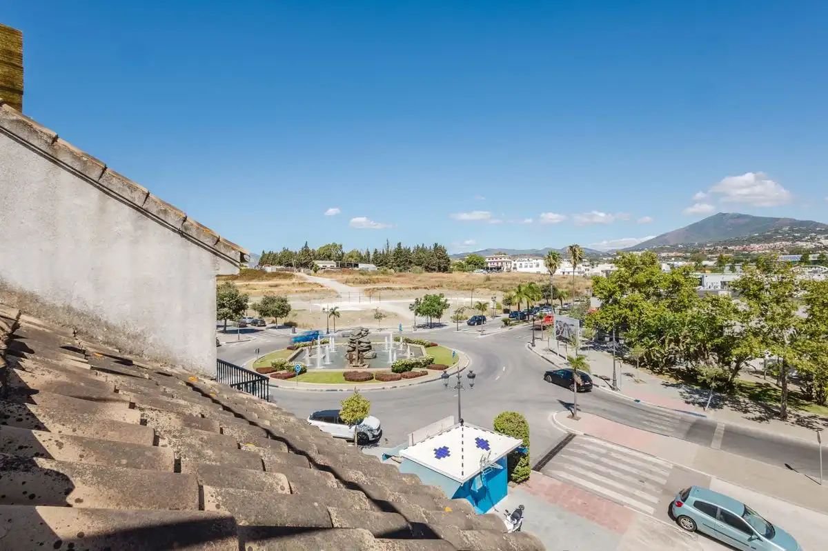 Vista exterior de Casa adosada en venda en Marbella amb Calefacció, Terrassa i Balcó