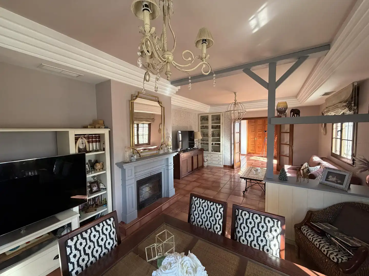 Sala d'estar de Casa o xalet en venda en Dos Hermanas amb Aire condicionat, Calefacció i Jardí privat