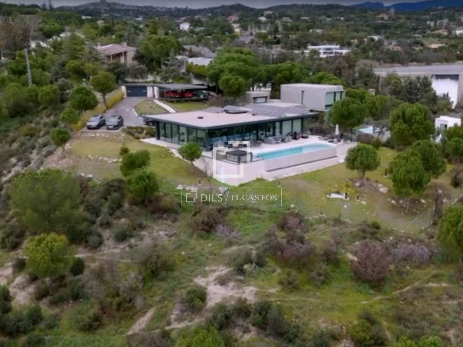 Vista exterior de Casa o xalet en venda en Torrelodones amb Jardí privat, Terrassa i Traster