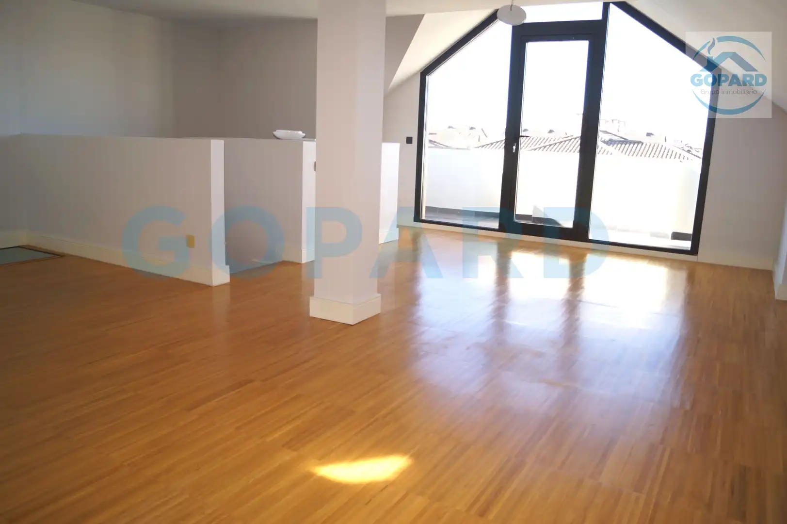 Sala de estar de Casa adosada de alquiler en Villanueva de la Cañada con Aire acondicionado, Calefacción y Jardín privado