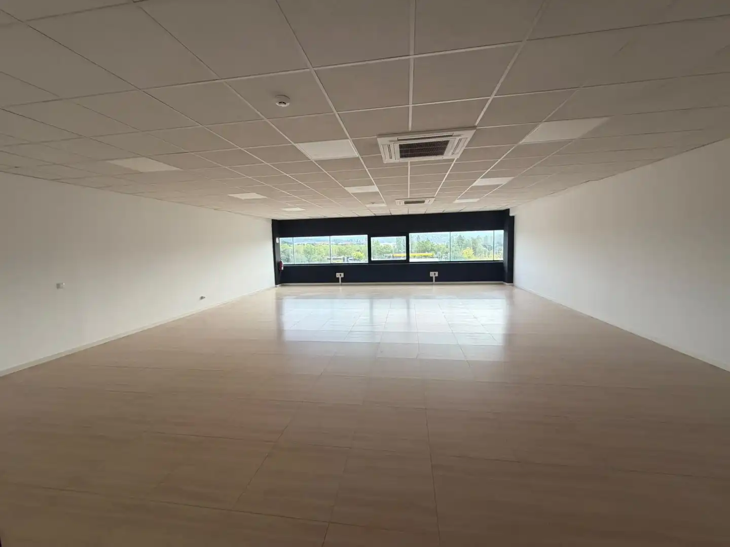 Office for rent in Domeny