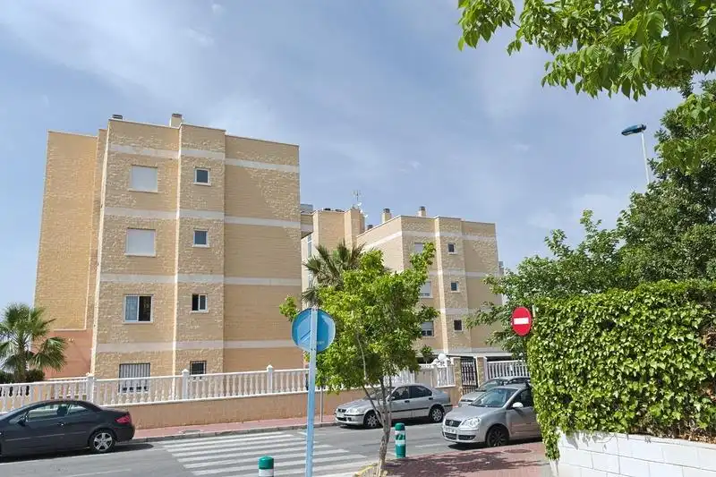 Vista exterior de Planta baixa en venda en Torrevieja amb Aire condicionat, Terrassa i Moblat