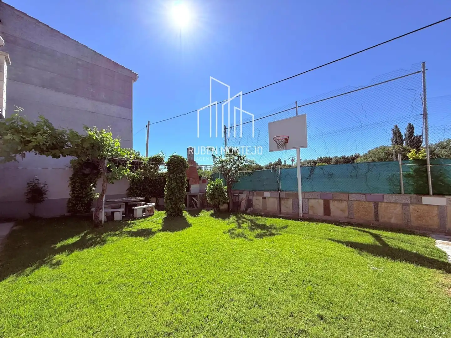 Vista exterior de Casa adosada en venda en Cabrerizos amb Calefacció, Jardí privat i Terrassa