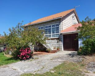 Exterior view of House or chalet for sale in Vilanova de Arousa  with Parquet flooring, Terrace and Storage room