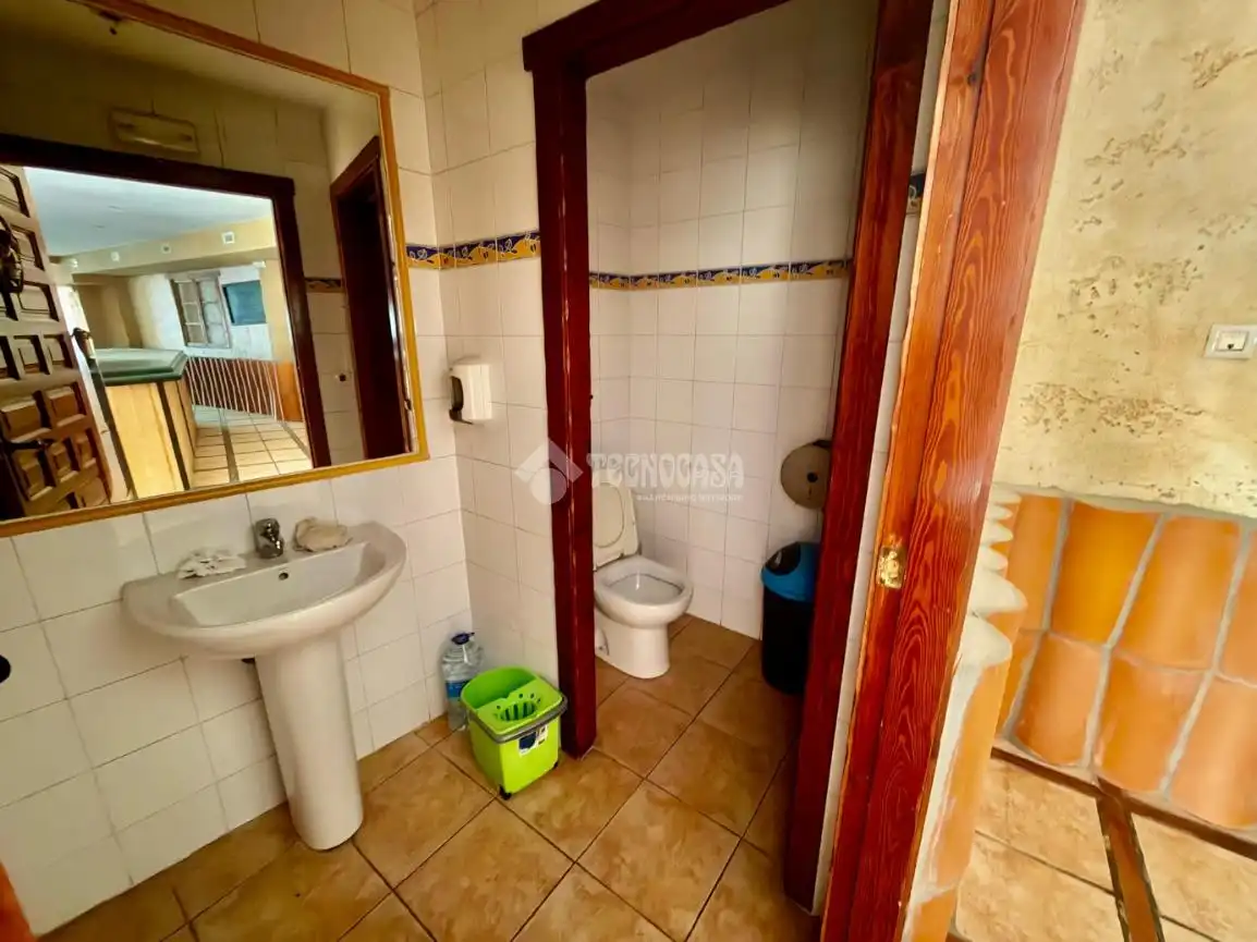 Baño de Local en venta en León Capital  con Calefacción