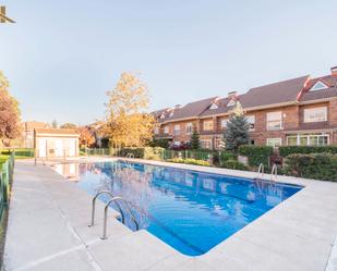 Piscina de Casa adosada en venda en Las Rozas de Madrid