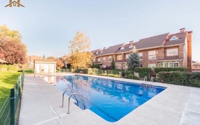 Swimming pool of Single-family semi-detached for sale in Las Rozas de Madrid