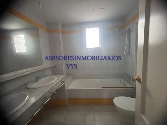 Bany de Casa o xalet en venda en Bollullos de la Mitación amb Jardí privat, Terrassa i Piscina