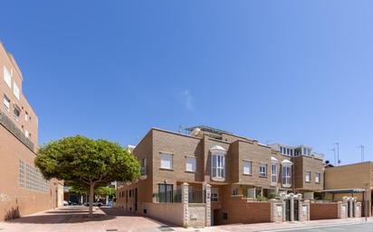 Vista exterior de Casa o xalet en venda en  Almería Capital amb Aire condicionat i Terrassa