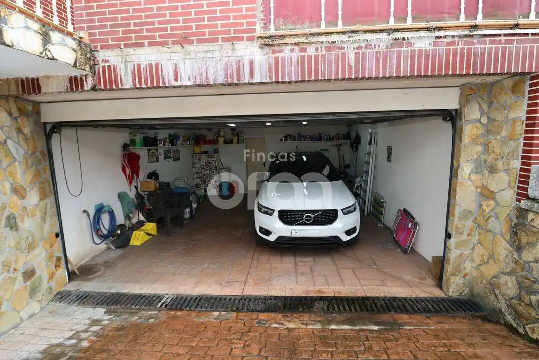 Parkplatz von Einfamilien-Reihenhaus zum Verkauf in Abanto y Ciérvana-Abanto Zierbena mit Heizung, Privatgarten und Möbliert
