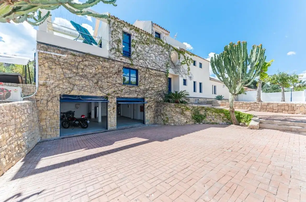 Vista exterior de Casa o xalet en venda en Alicante / Alacant amb Jardí privat, Terrassa i Traster