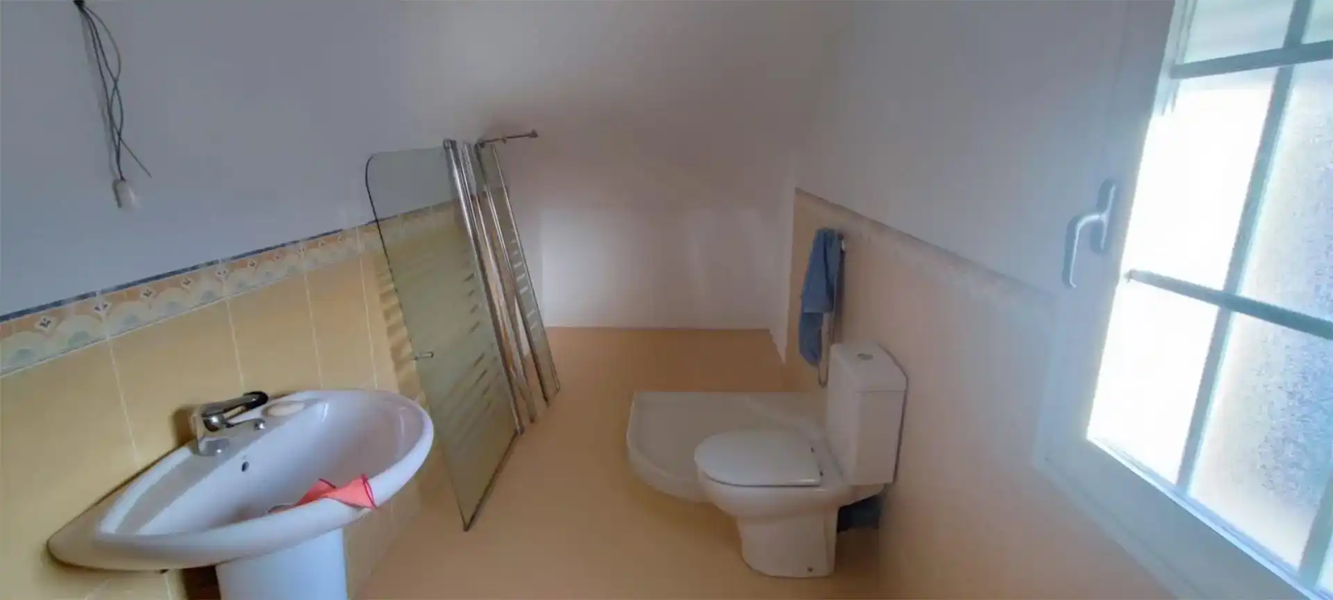 Baño de Casa o chalet en venta en Puente de Domingo Flórez con Jardín privado, Parquet y Piscina