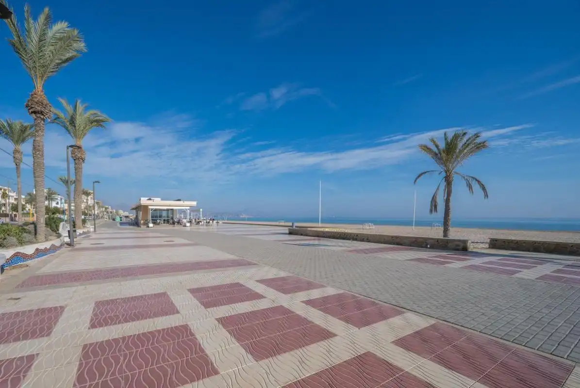Vista exterior de Piso en venta en El Campello con Calefacción, Jardín privado y Terraza