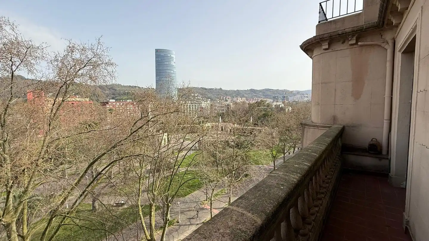 Vista exterior de Pis en venda en Bilbao  amb Calefacció, Parquet i Terrassa