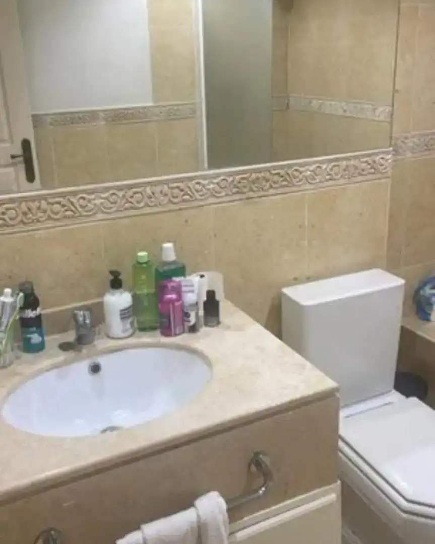 Badezimmer von Wohnung zur untervermieten in Telde mit Waschmaschine, Mikrowelle und Fernseher