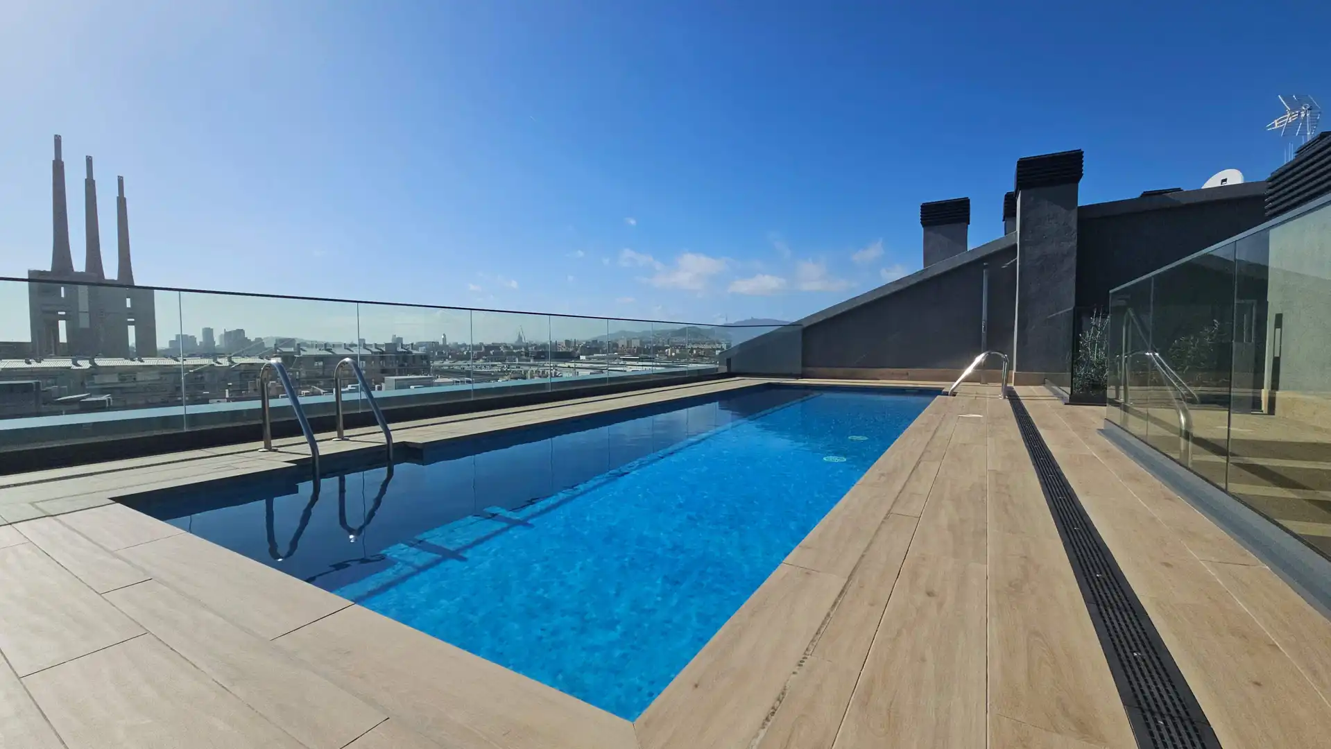 Schwimmbecken von Wohnung zur Miete in Badalona mit Klimaanlage, Terrasse und Möbliert