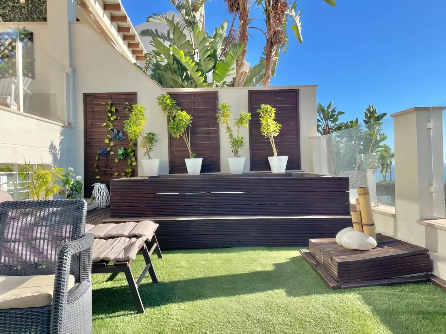Terrasse von Einfamilien-Reihenhaus zum Verkauf in Málaga mit Klimaanlage, Heizung und Privatgarten