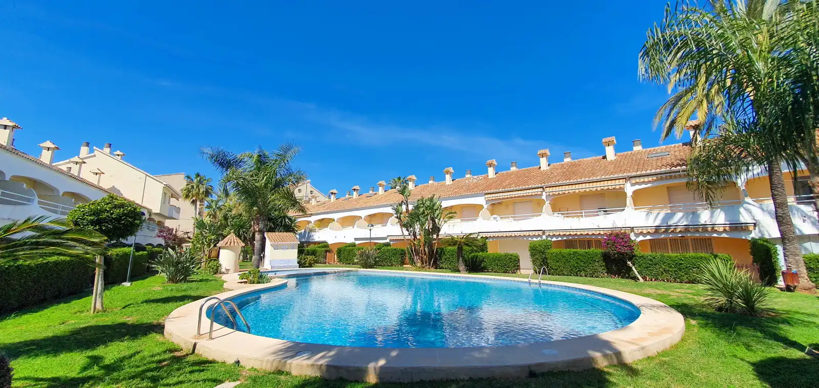 Piscina de Casa adosada de lloguer en Dénia amb Aire condicionat, Calefacció i Terrassa