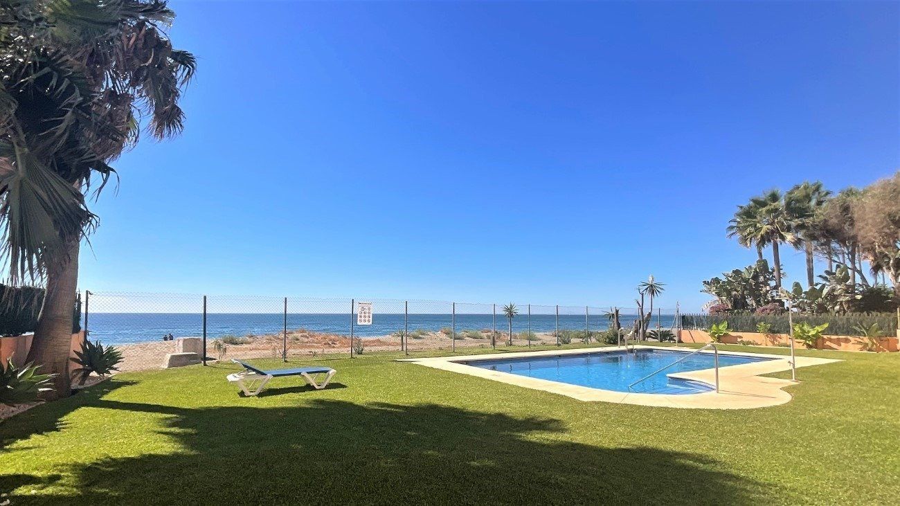 Swimming pool of Single-family semi-detached for sale in Estepona  with Air Conditioner, Parquet flooring and Terrace
