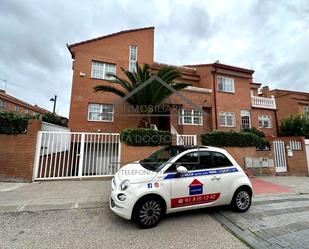 Vista exterior de Casa adosada en venda en Navalcarnero amb Calefacció i Jardí privat