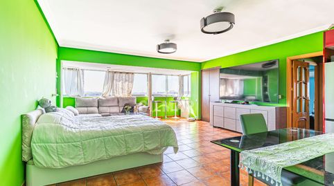 Descubre este espectacular piso ubicado en la Glorieta de Cádiz, en la planta 11 de un edificio señorial en el barrio de Almendral
