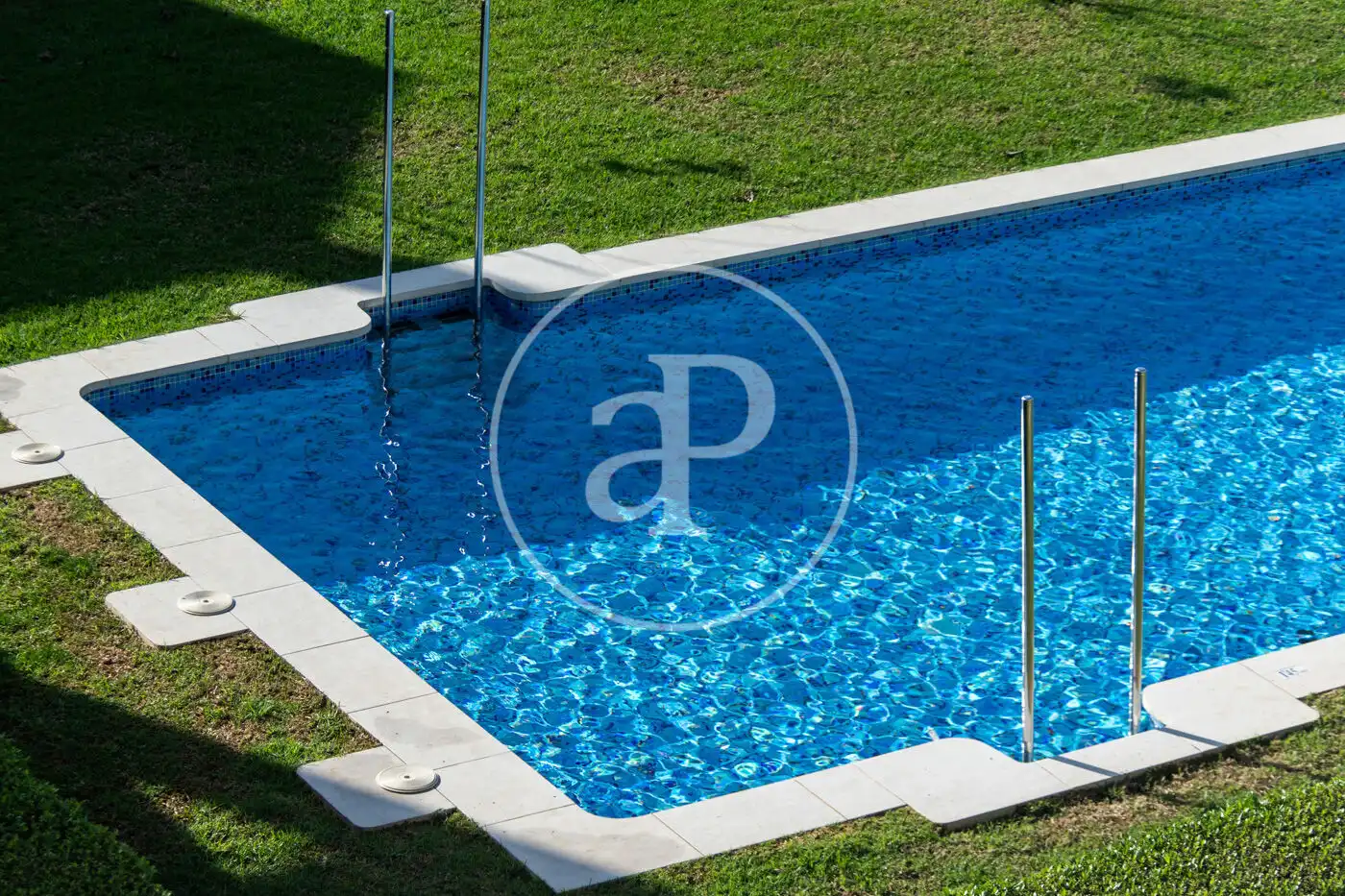 Schwimmbecken von Einfamilien-Reihenhaus zum Verkauf in  Palma de Mallorca mit Klimaanlage, Heizung und Privatgarten