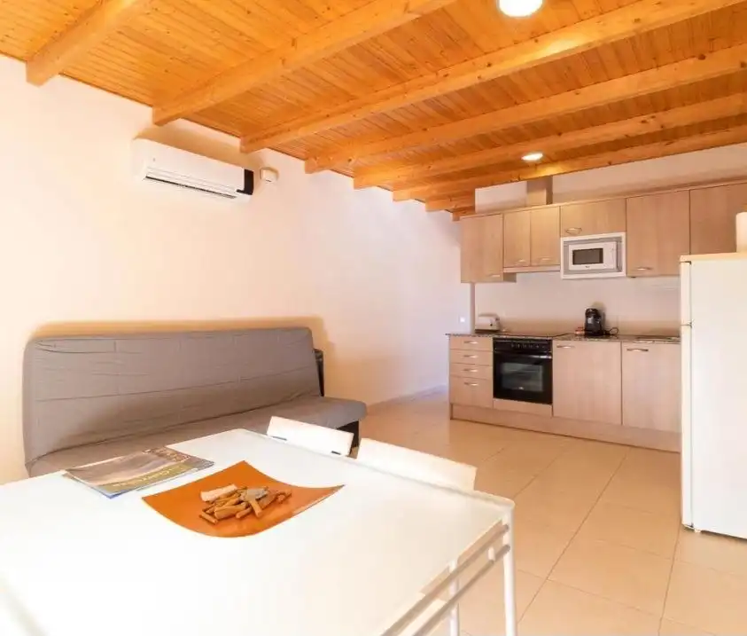 Cuina de Local en venda en Sant Jaume de Llierca amb Aire condicionat i Moblat
