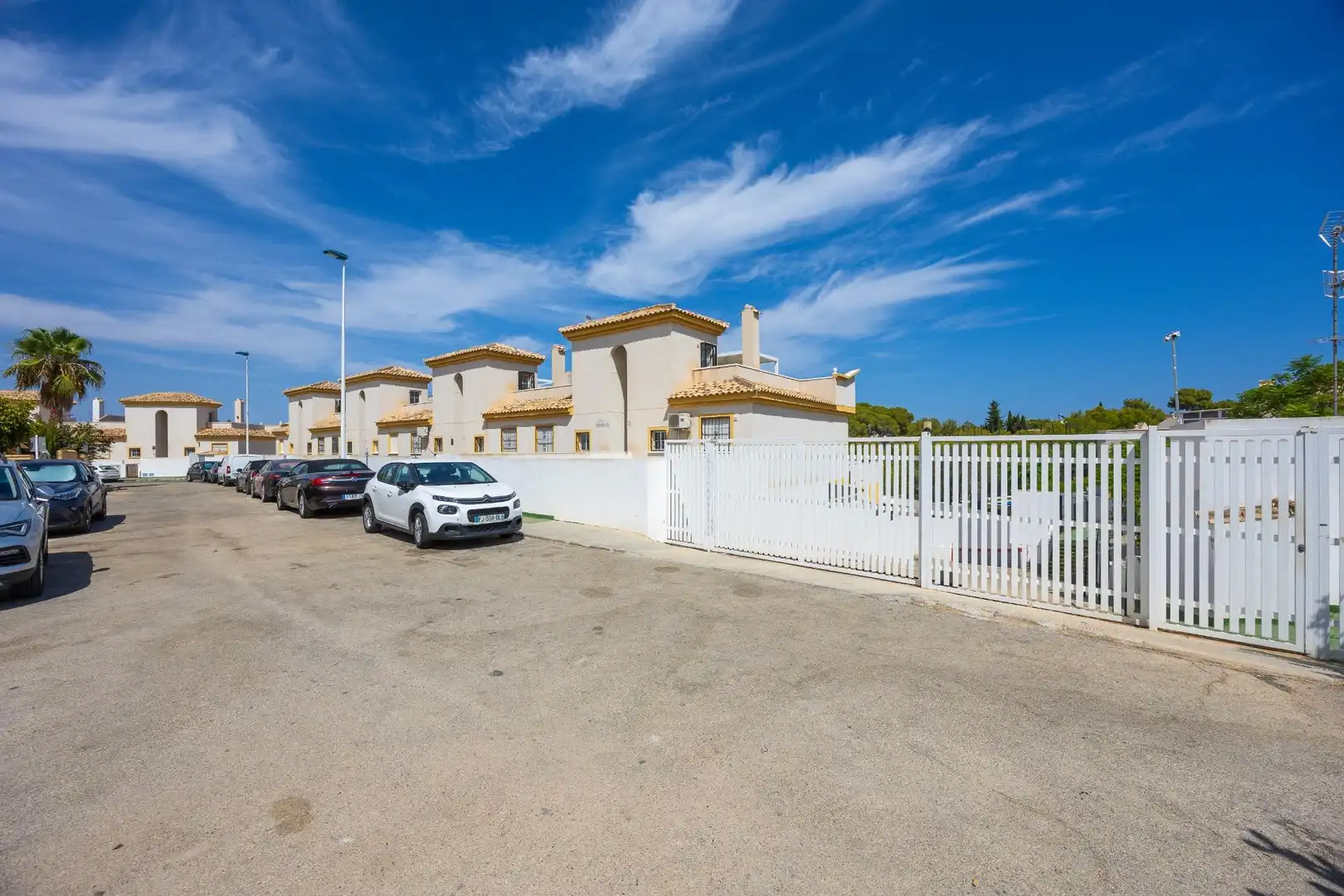 Vista exterior de Casa o xalet en venda en Torrevieja amb Jardí privat, Terrassa i Moblat