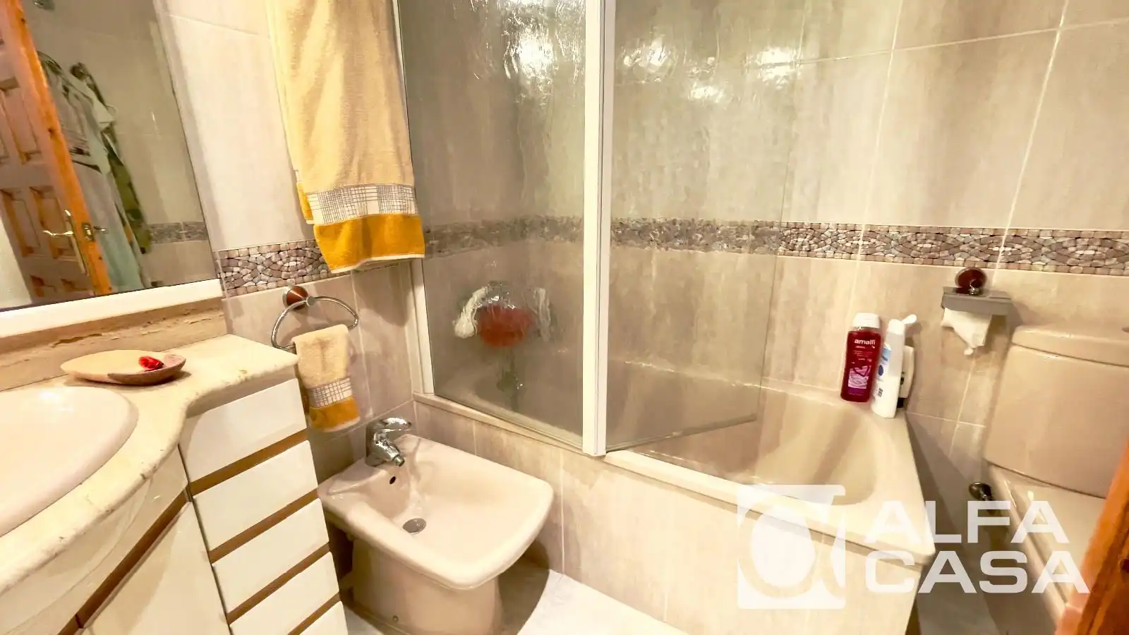 Bathroom of Houses for sale in Canyelles