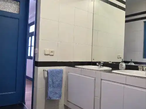Badezimmer von Wohnung zur Miete in Oviedo 