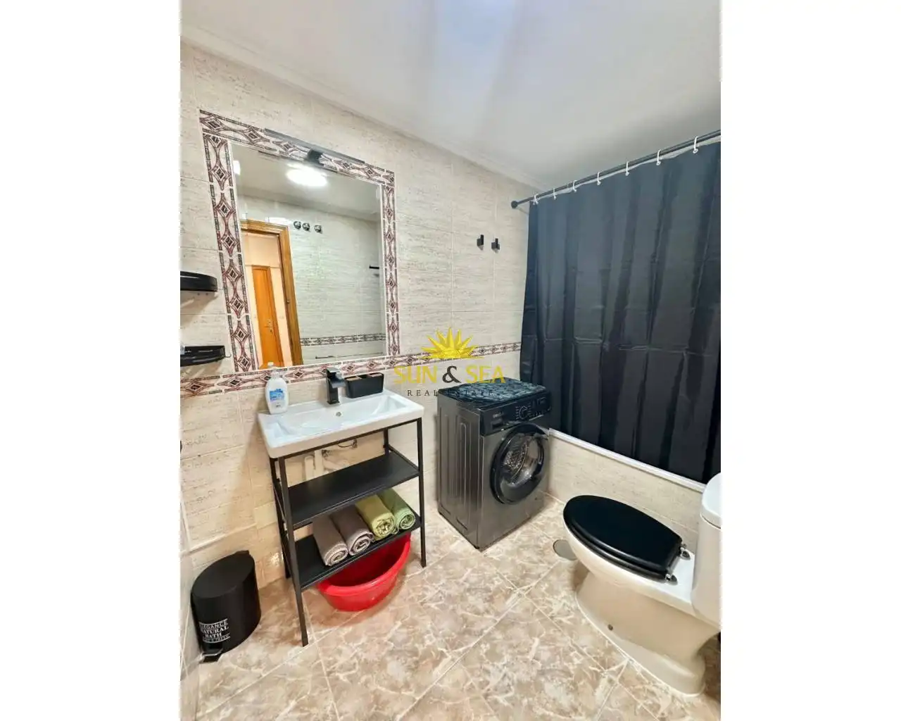 Baño de Apartamento de alquiler en Torrevieja con Aire acondicionado, Calefacción y Amueblado