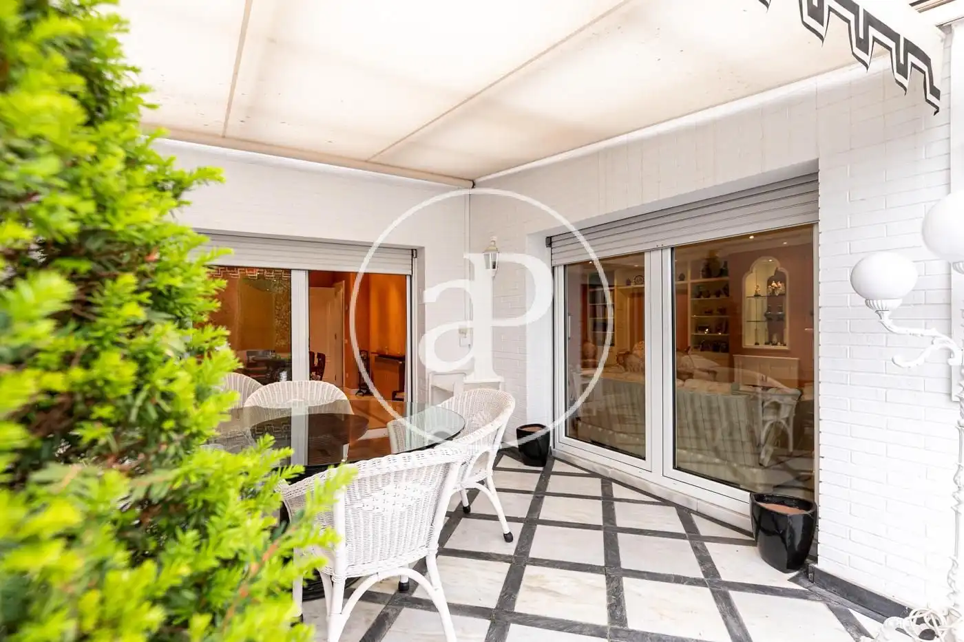 Terrasse von Einfamilien-Reihenhaus zum Verkauf in Barcelona mit Klimaanlage, Heizung und Privatgarten
