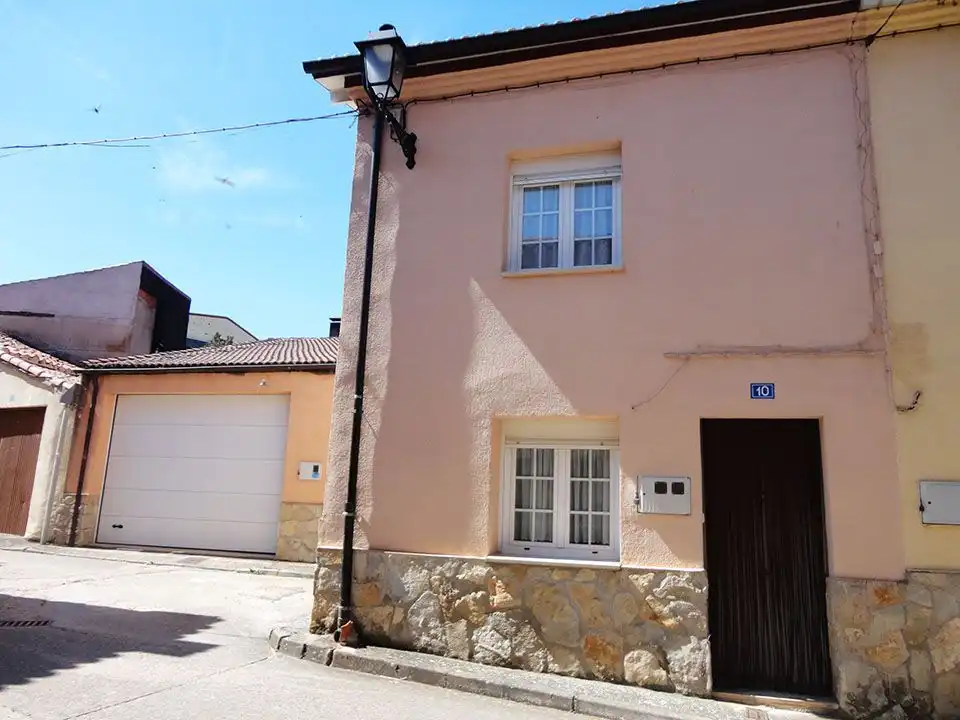 Vista exterior de Casa adosada en venda en Espejón amb Jardí privat, Traster i Moblat