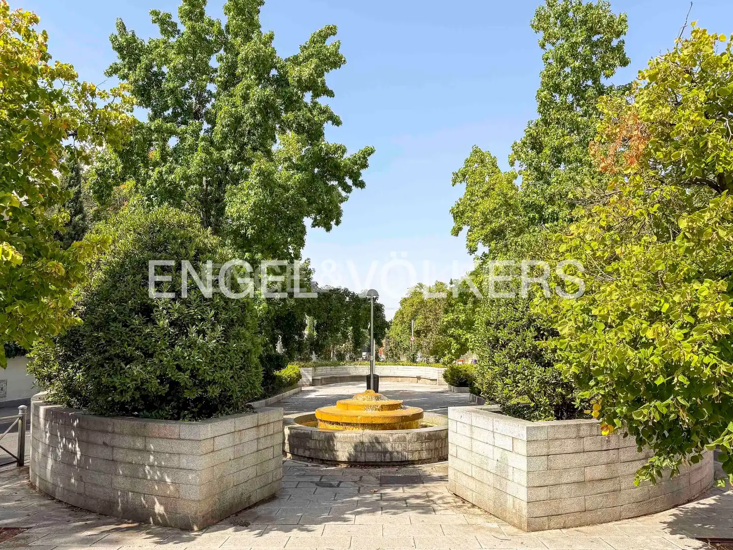 Vista exterior de Piso en venta en Madrid con Calefacción y Parquet