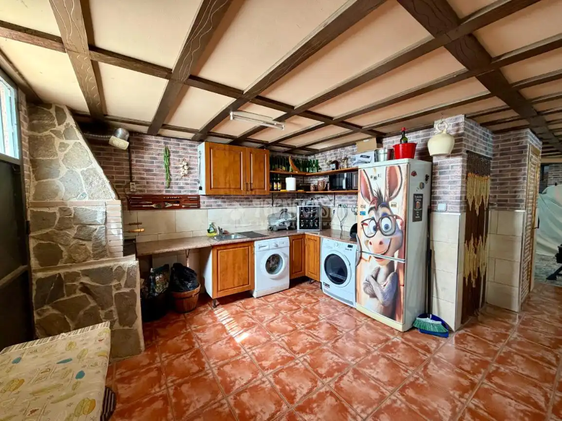 Küche von Einfamilien-Reihenhaus zum Verkauf in Azuqueca de Henares mit Klimaanlage und Heizung