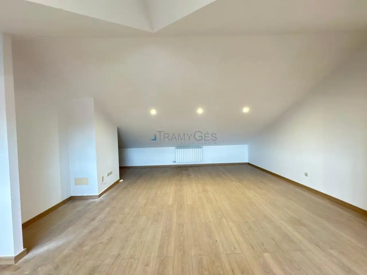 Casa adosada en venta en Vigo  con Calefacción, Jardín privado y Terraza