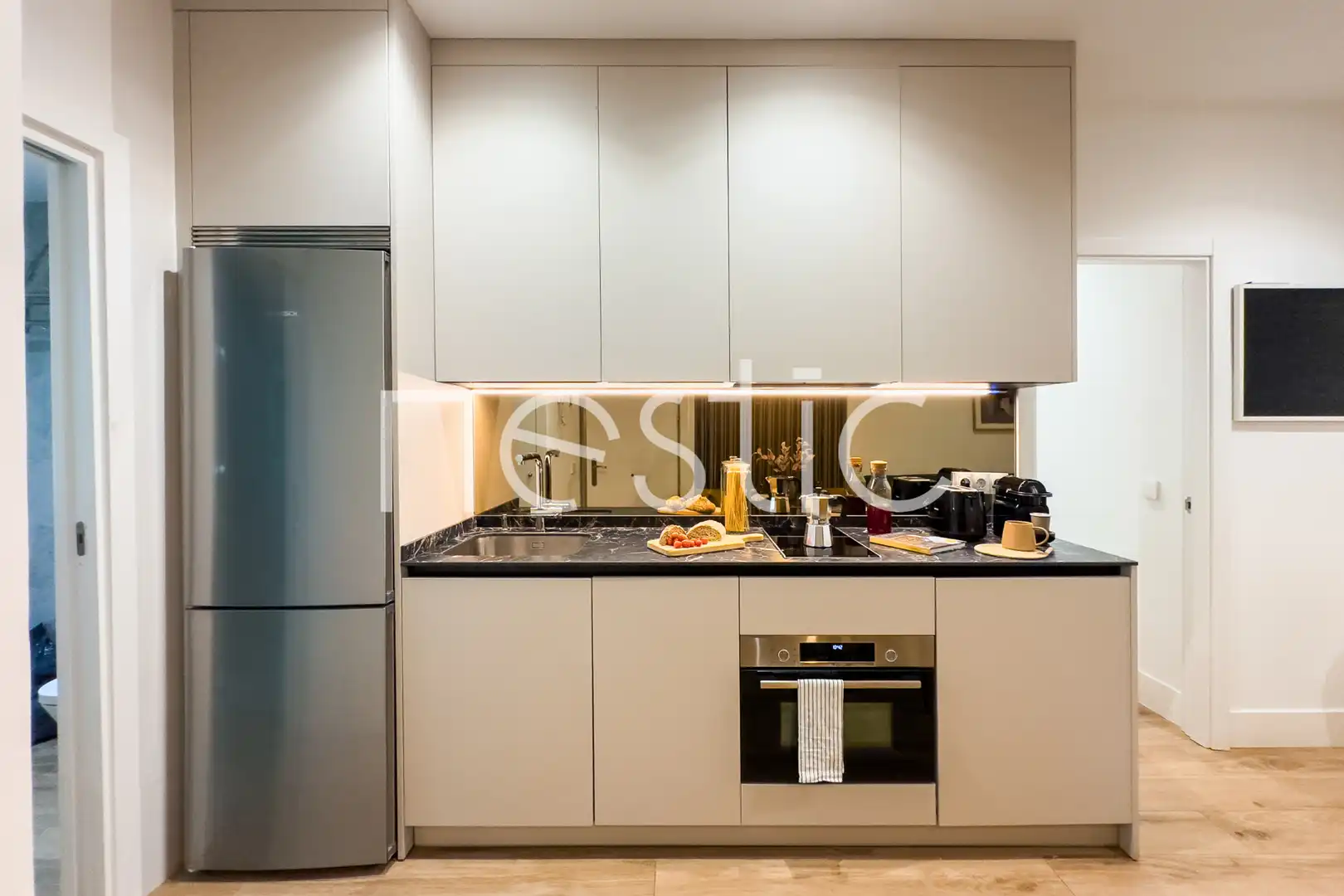 Cuina de Apartament de lloguer en Madrid amb Aire condicionat, Calefacció i Moblat