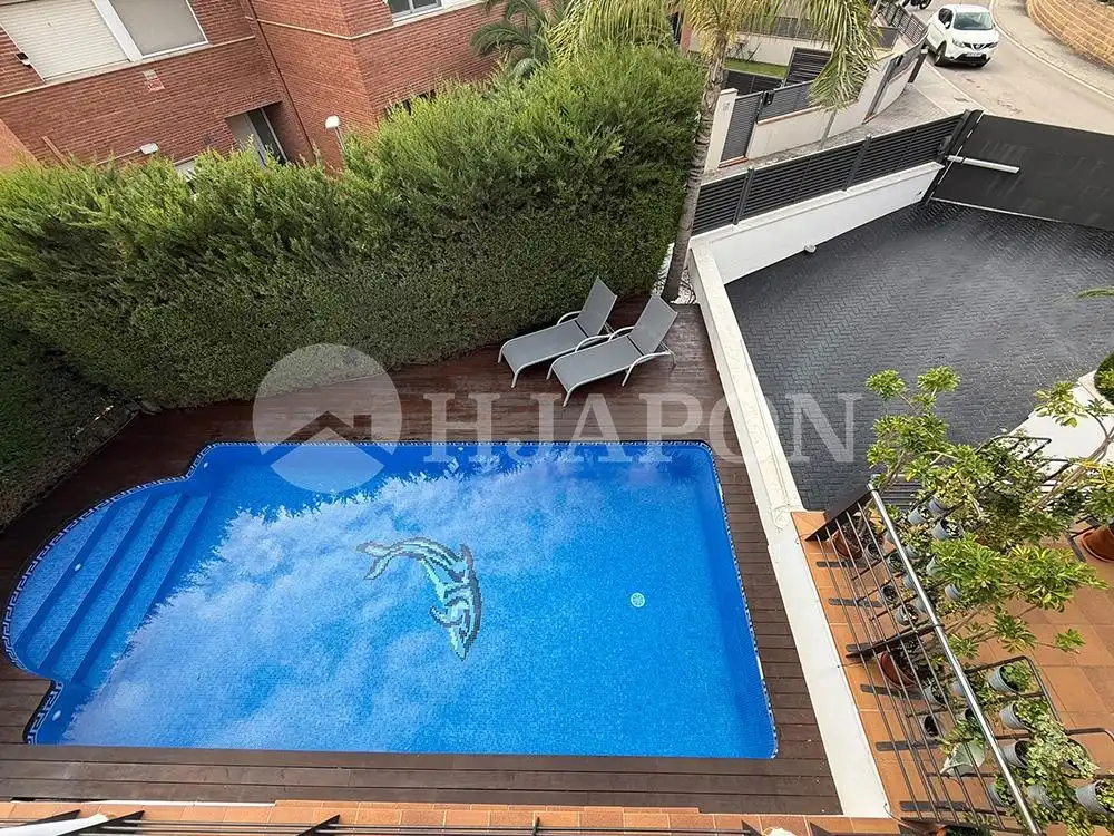 Piscina de Casa adosada en venda en Vilassar de Dalt amb Aire condicionat, Calefacció i Jardí privat
