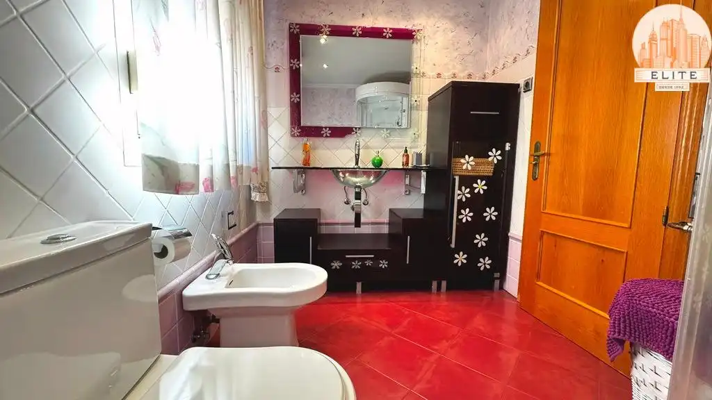Baño de Casa adosada en venta en Torrejón de la Calzada con Aire acondicionado, Calefacción y Jardín privado