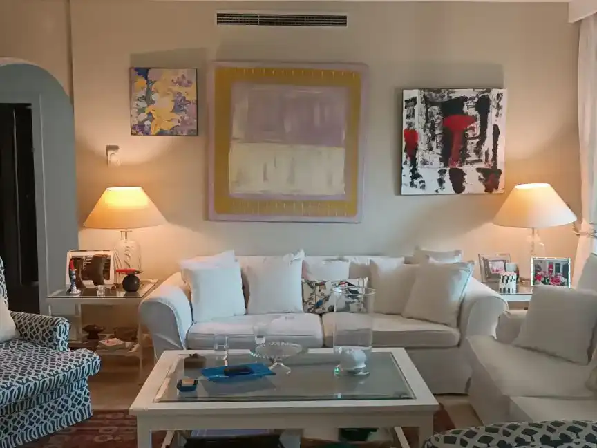 Sala d'estar de Pis en venda en Estepona amb Aire condicionat i Piscina