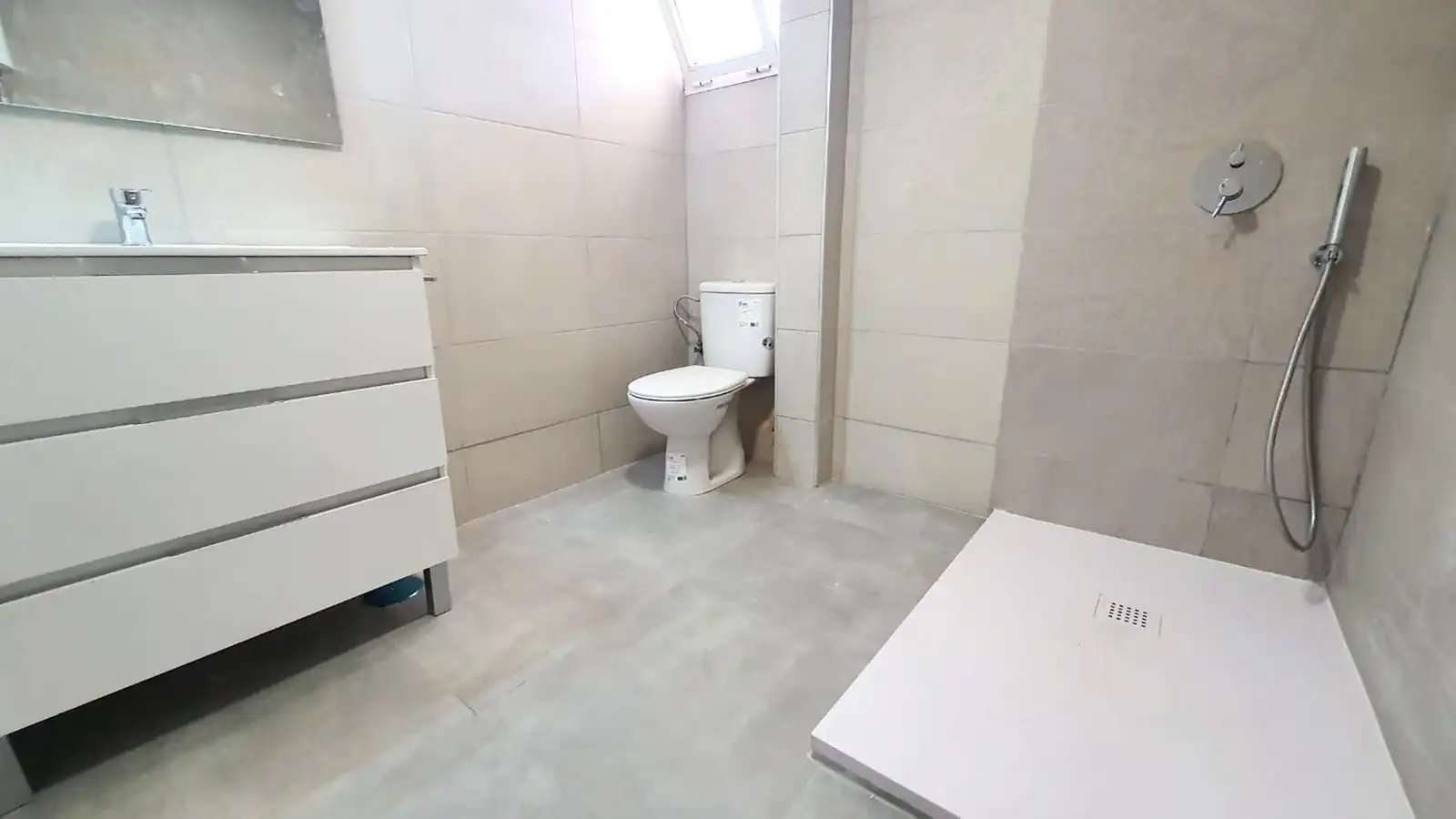 Baño de Apartamento en venta en Fuengirola con Horno, Lavadora y Microondas