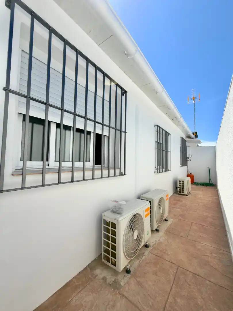 Vista exterior de Casa o chalet de alquiler en Chiclana de la Frontera con Aire acondicionado, Calefacción y Terraza