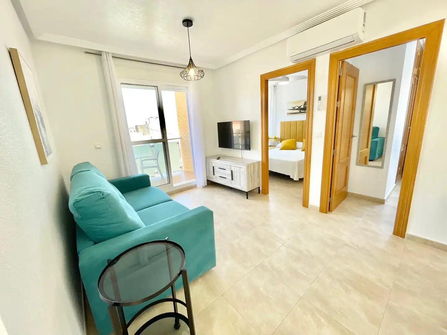 Sala d'estar de Apartament de lloguer en Los Alcázares amb Aire condicionat, Terrassa i Traster